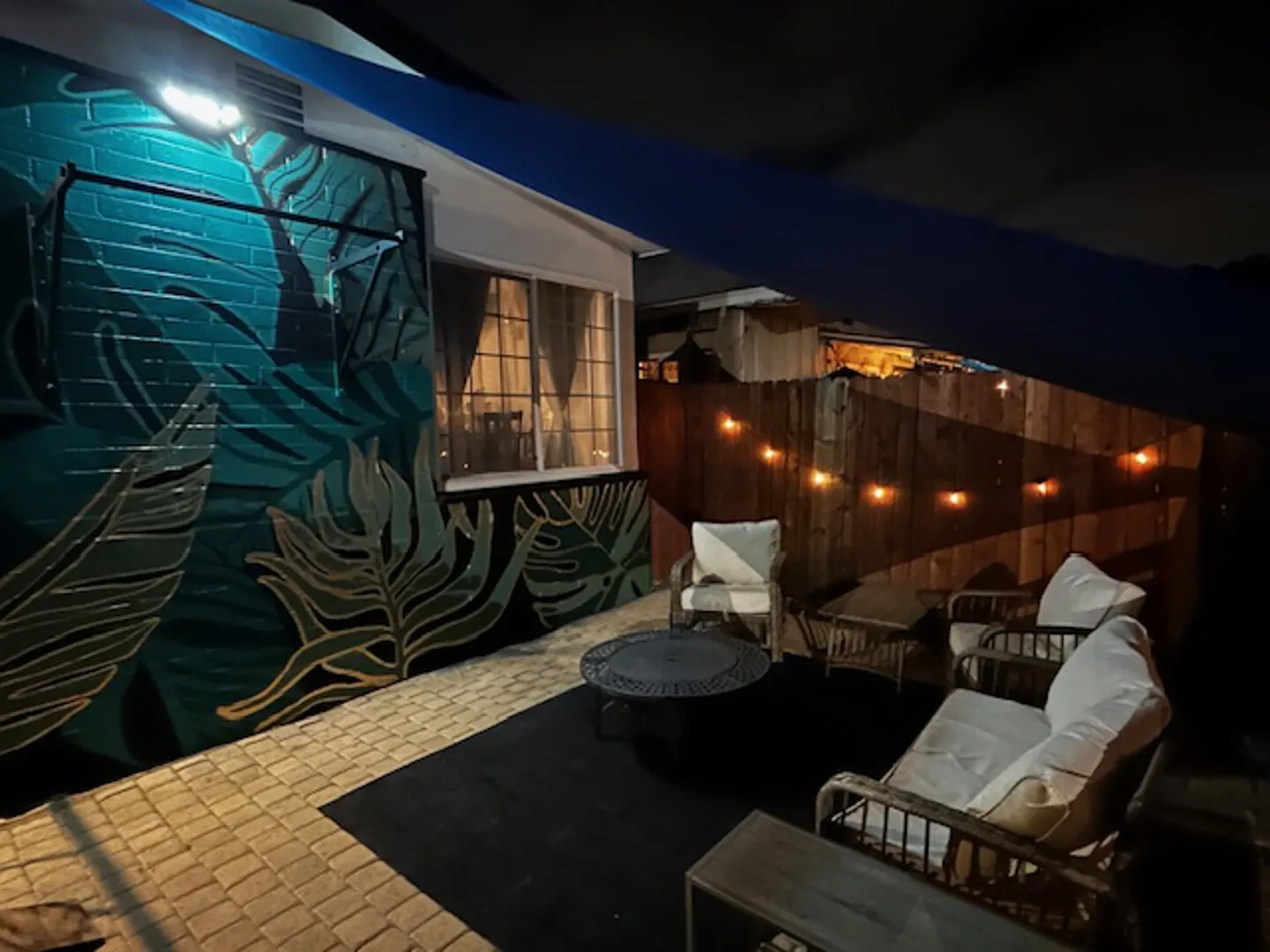 Modern 2BR w/ Gym Gear, Office, Full Kitchen & Outdoor Space — Photo 4