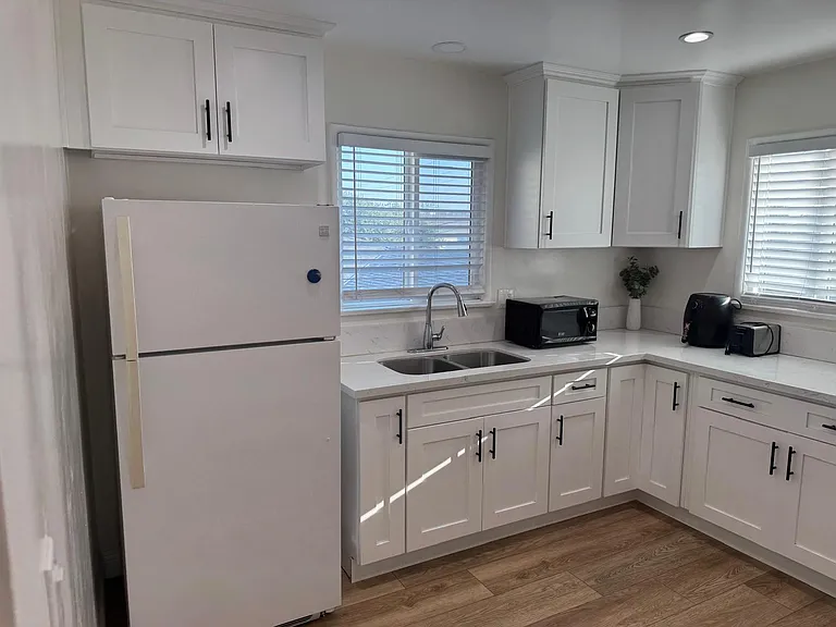 2441 S Baldwin Ave — Photo 10
