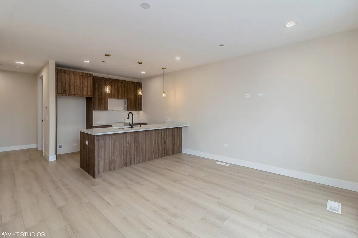 Building Photo - 3043 W Irving Park Rd #306