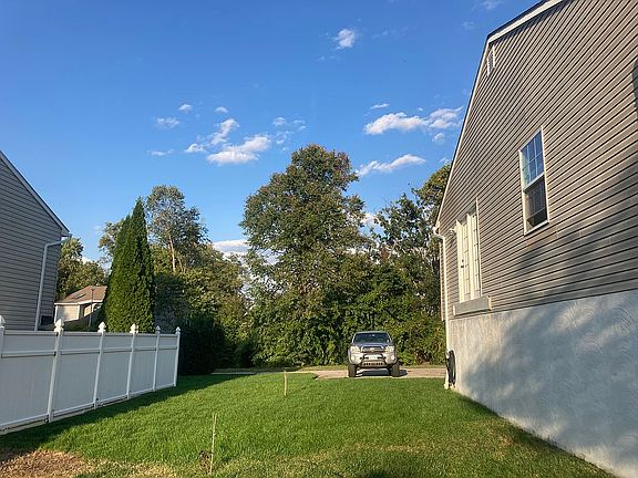 3rd image of 7716 Woodlawn Ave