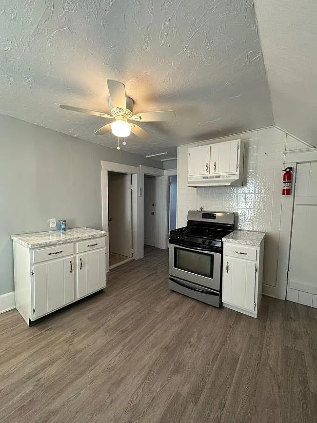 Building Photo - 197 Nichols St #3