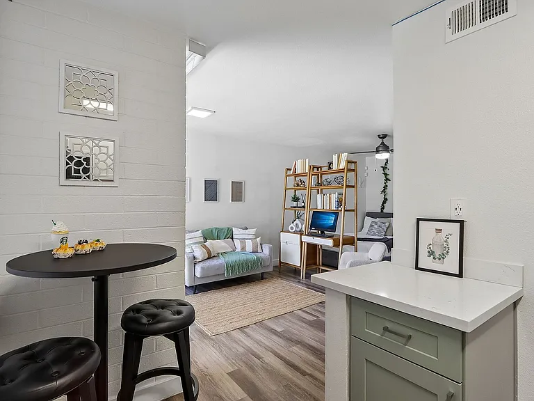 14-web-or-mls-N 7th Ave-S0905-012