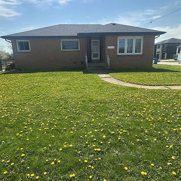 2549 Grand Marais Rd W #UPPER — Photo 1