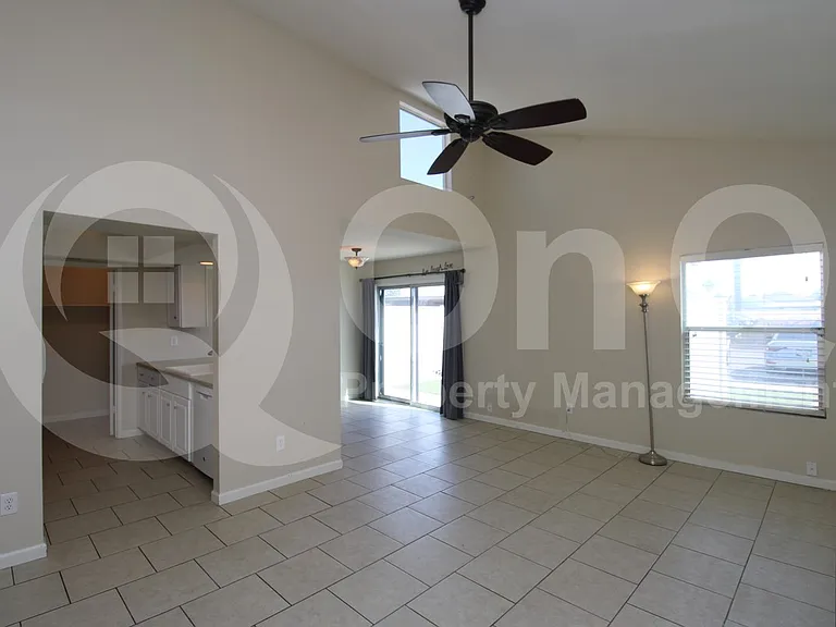 928 E Diamond Dr — Photo 5