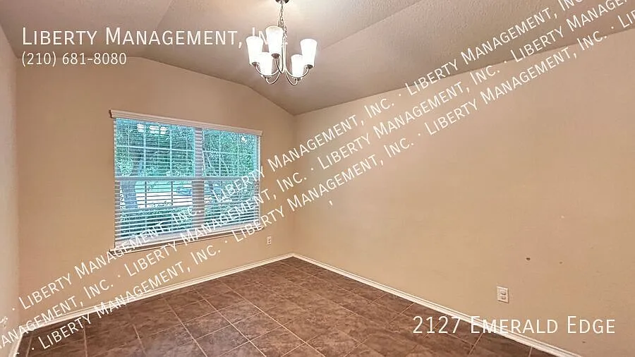Beautiful 3 bedroom, 2 bath home near 1604 and 90 — Photo 4