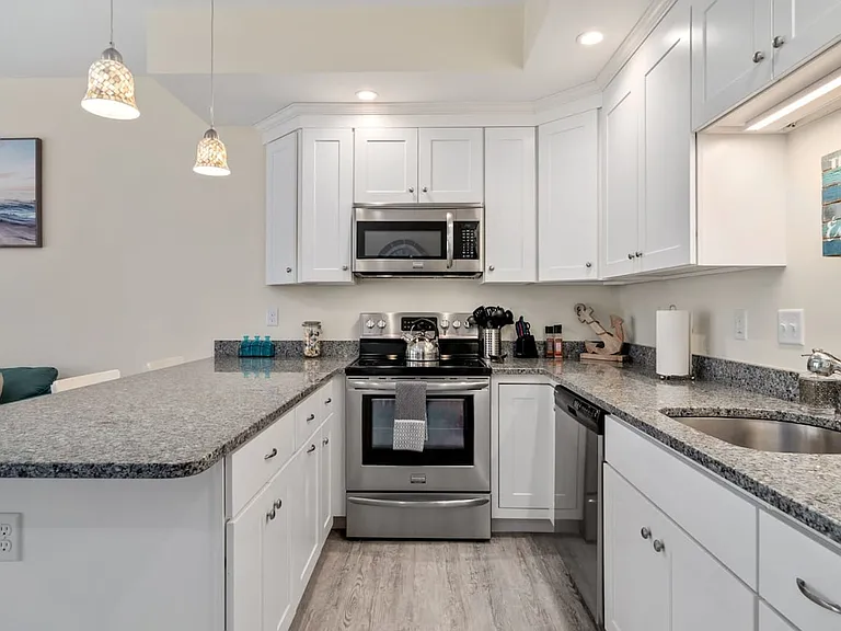 128 Ashworth Ave #204 — Photo 3