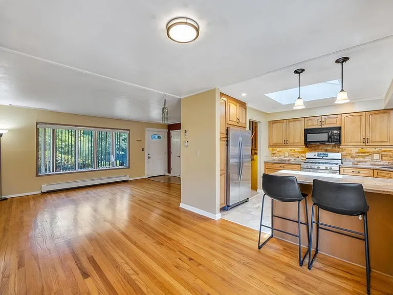 20 Switzerland Rd — Photo 2