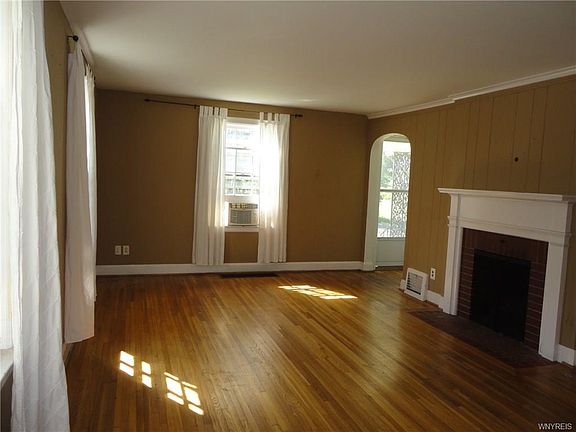 3rd image of 50 Royal Pkwy W