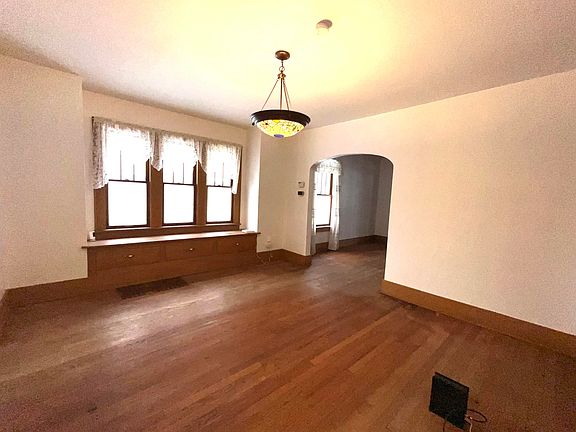 3rd image of 1121 Roseland Ave