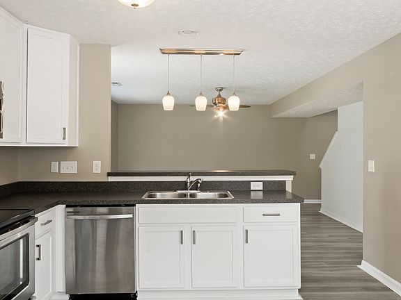 4th image of 870 Ellery Dr