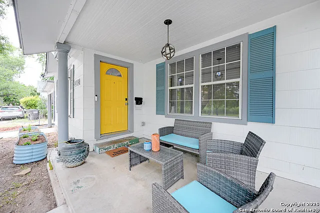 2231 W Woodlawn Ave — Photo 23