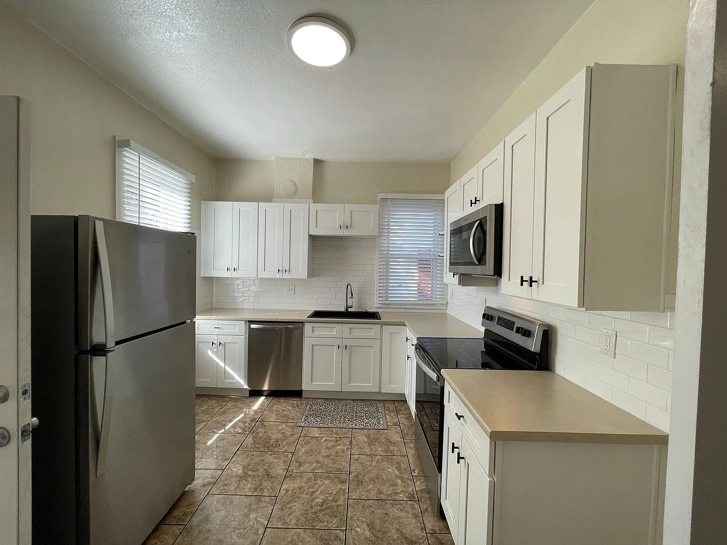 Definition of Charming! 3-Bedroom Home located in Denver! — Photo 2