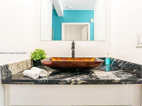 5th image of 1327 West Ave #2