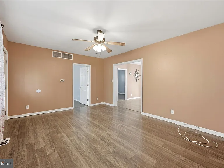 334 N Oakland Ave — Photo 5
