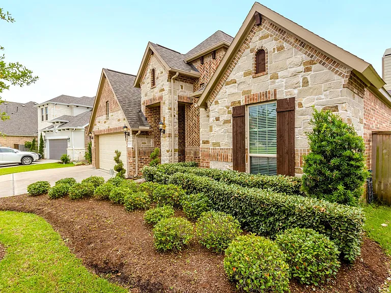 6122 Garden Lakes Ln — Photo 2