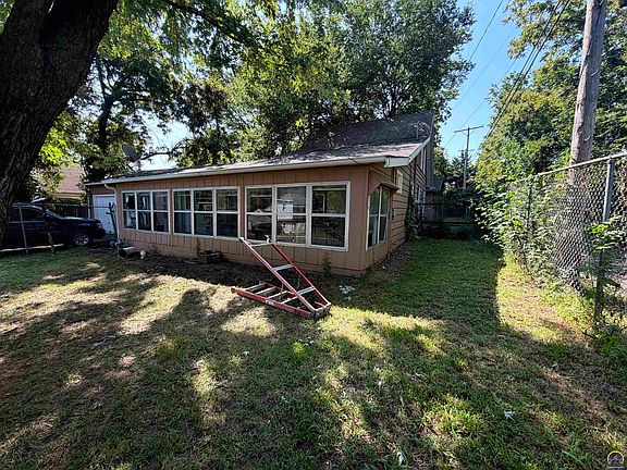2nd image of 1415 SE 25th St