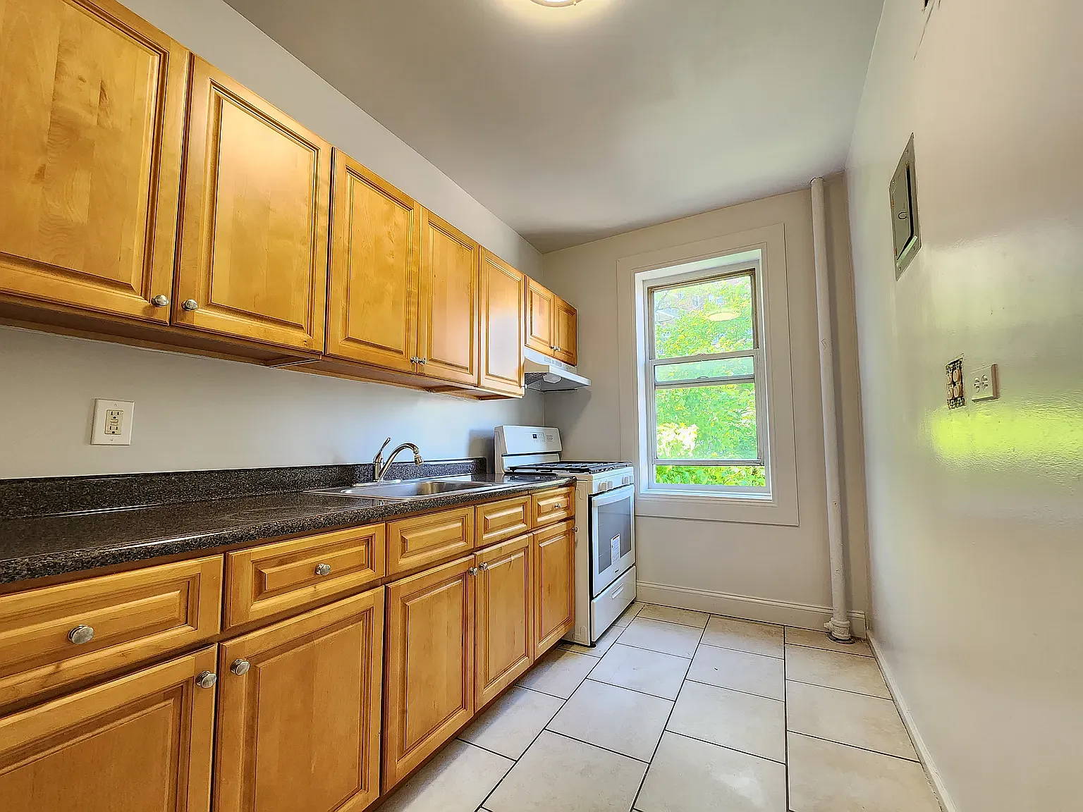 140 Vancortlandt Avenue West — Photo 1
