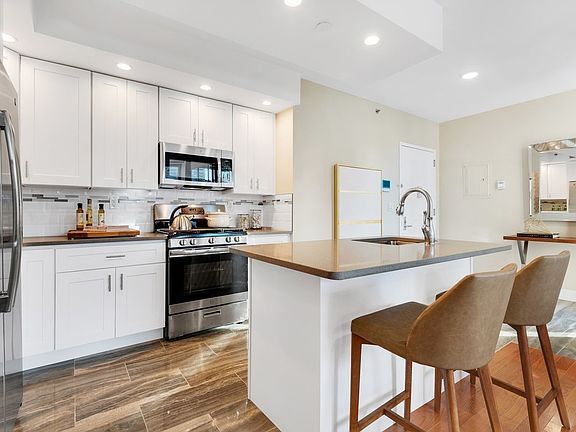 3rd image of 4604 Vernon Blvd #4C