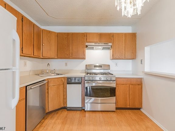 5th image of 150 Woodward Ln