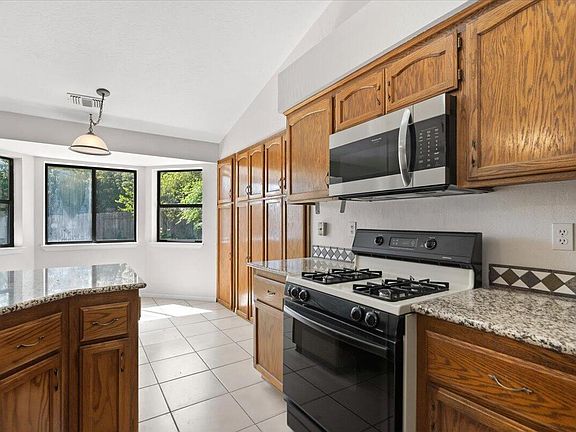 3rd image of 2752 Summerbreeze Pl