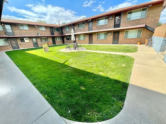 1 bed, 1.0 bath, $1,049 — Photo 3