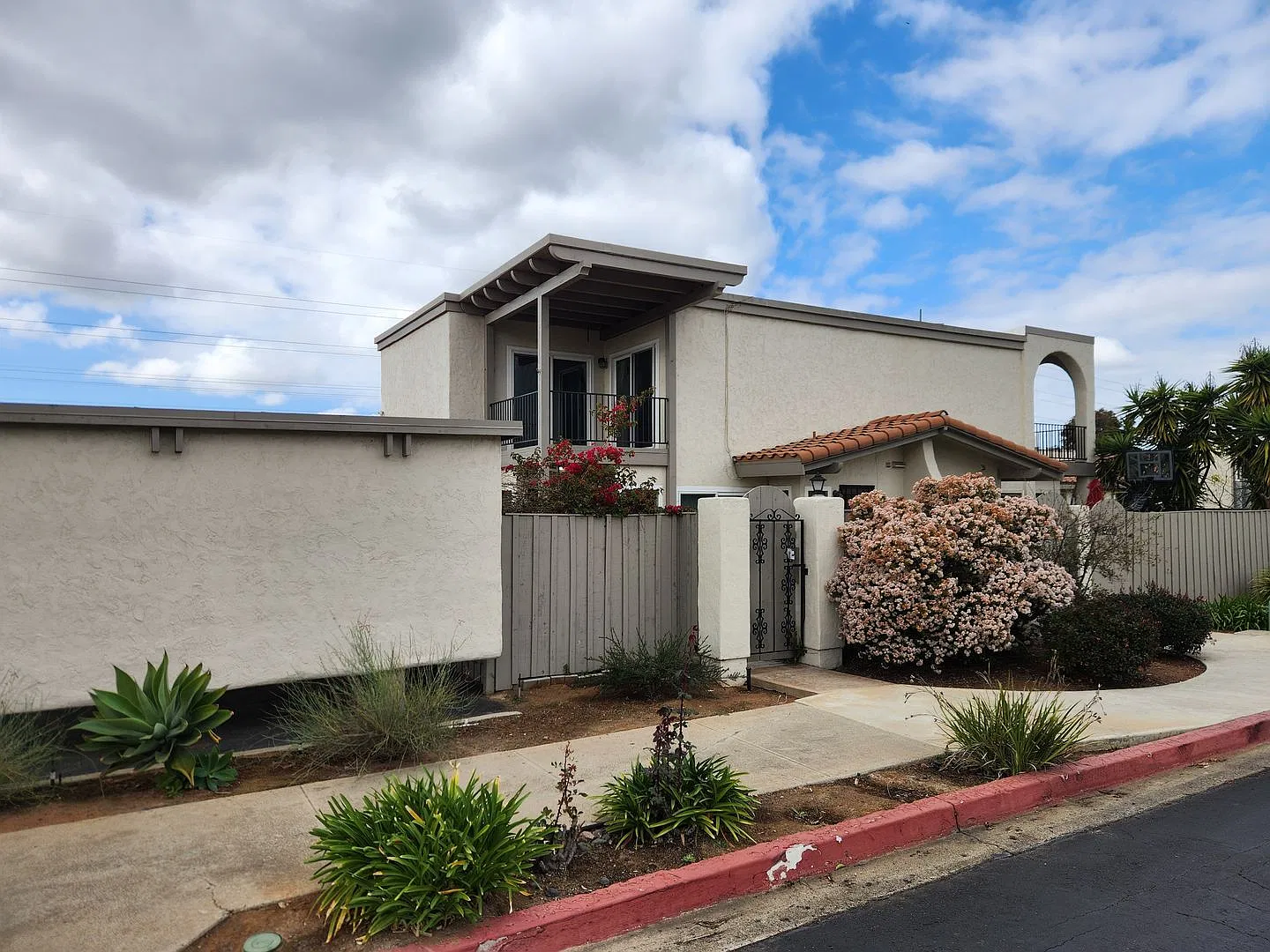 2 Bedroom, 1.5 Bath End Unit In Clairemont — Photo 1