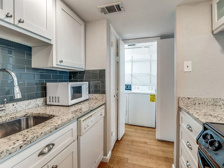 3827 Gilbert Ave #209 — Photo 6