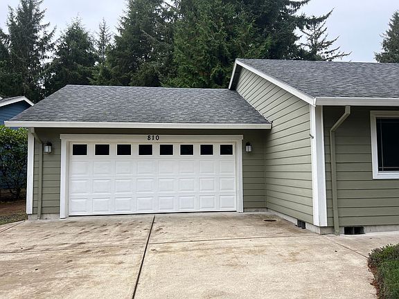 3rd image of 810 SW Skyline Ter
