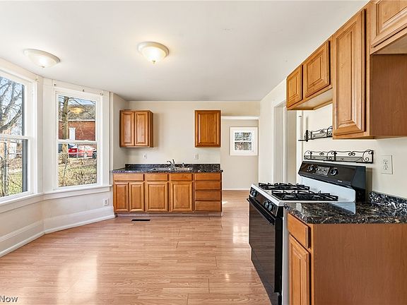 5th image of 313 E 7th St