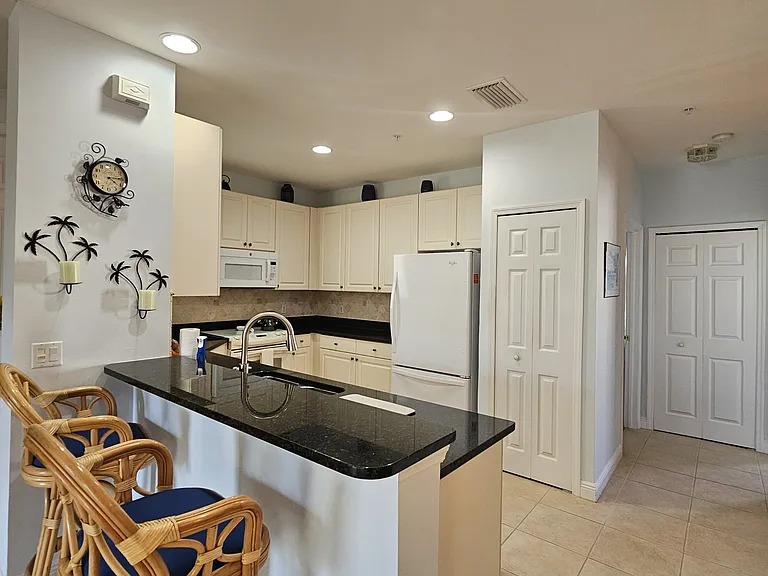 1405 Sweetwater Cv #204 — Photo 7