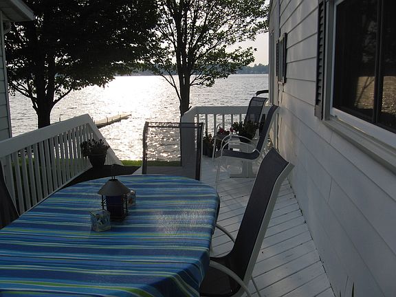 Side patio with Sunsetter 