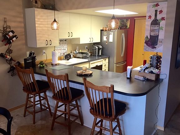 Kitchen w/breakfast bar