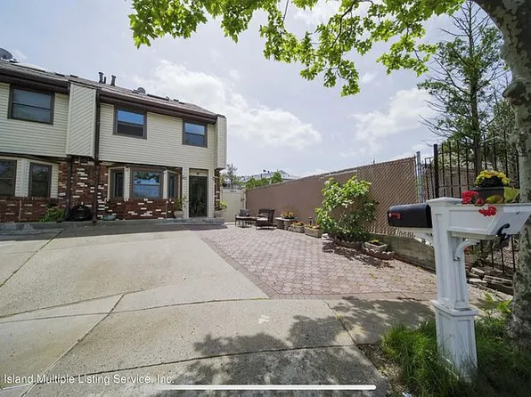 3 Stack Dr, Staten Island, NY 10312