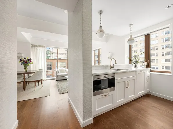 225 E 19th St #702, New York, NY 10003
