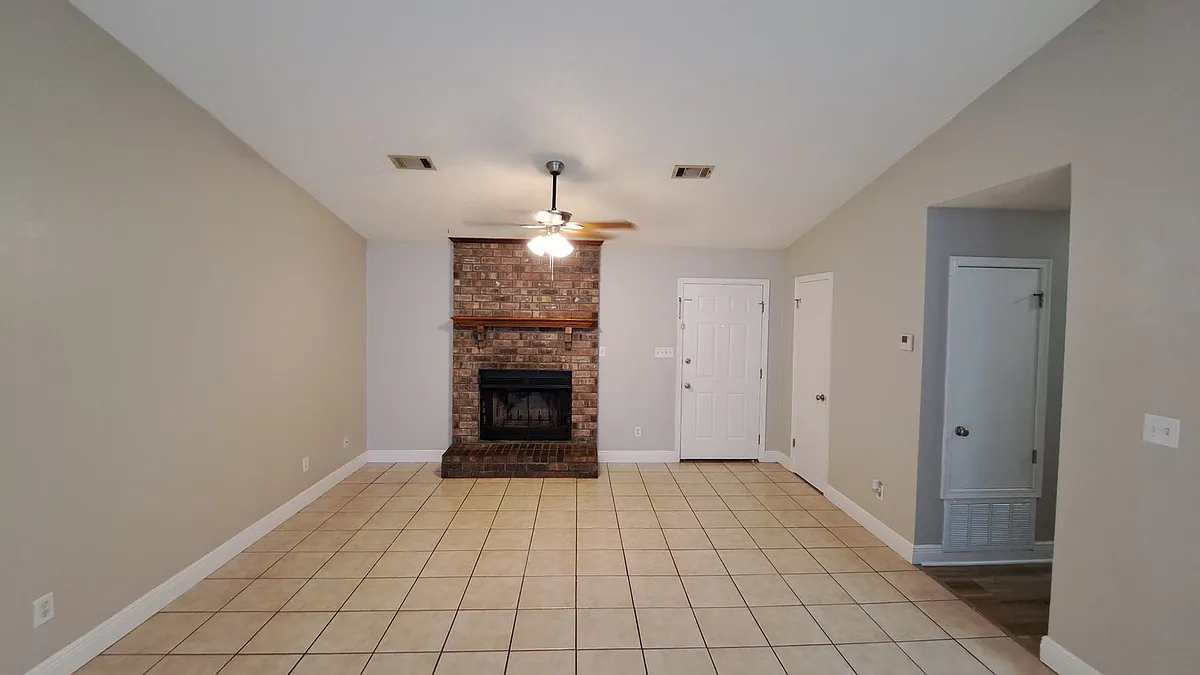Building Photo - 828 Lavon Dr