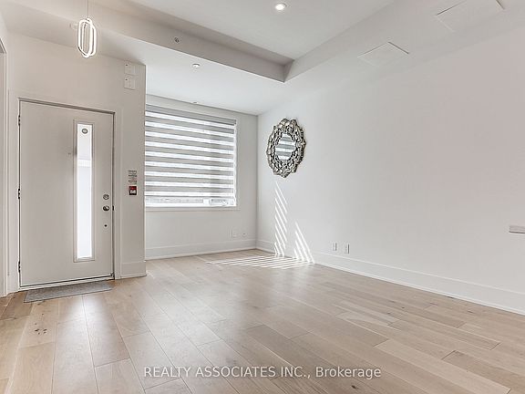 4th image of 270 Davenport Rd #Townhouse 3