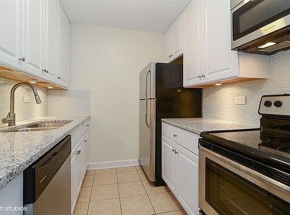 4th image of 2740 N Pine Grove Ave