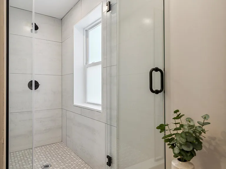 933 Henry Ave — Photo 38