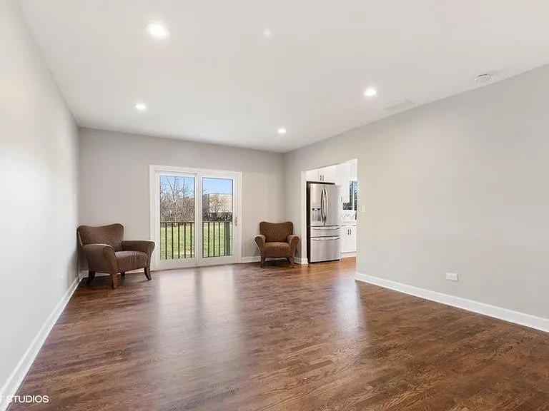 818 E Charles St — Photo 2