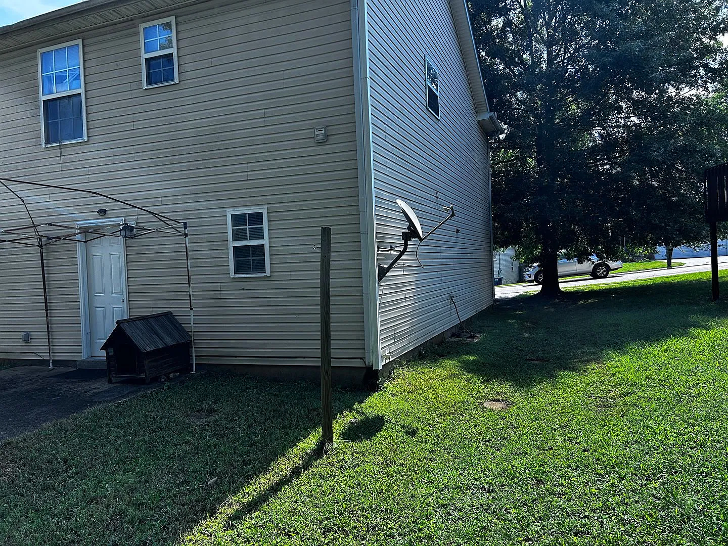 Nice three bedroom 2 1/2 bath with Garage on level lot in Laverne Tennessee — Photo 2