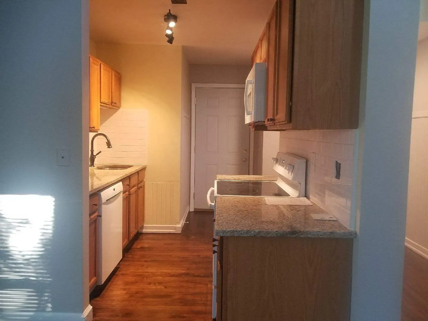 2 bed, $1,300 — Photo 4