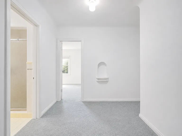 4434 Tyrone Ave — Photo 6