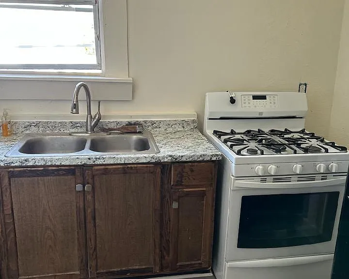 1213 Montrose Ave #1 — Photo 2