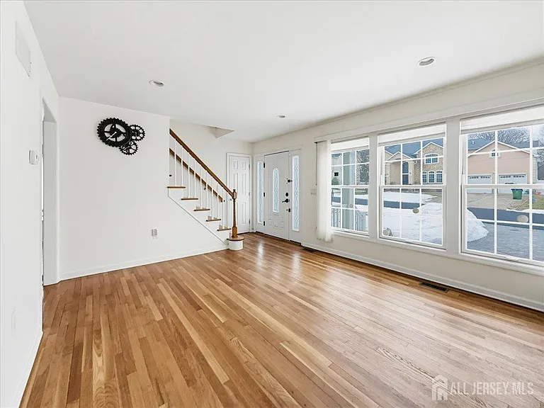 37 Jersey Ave — Photo 4