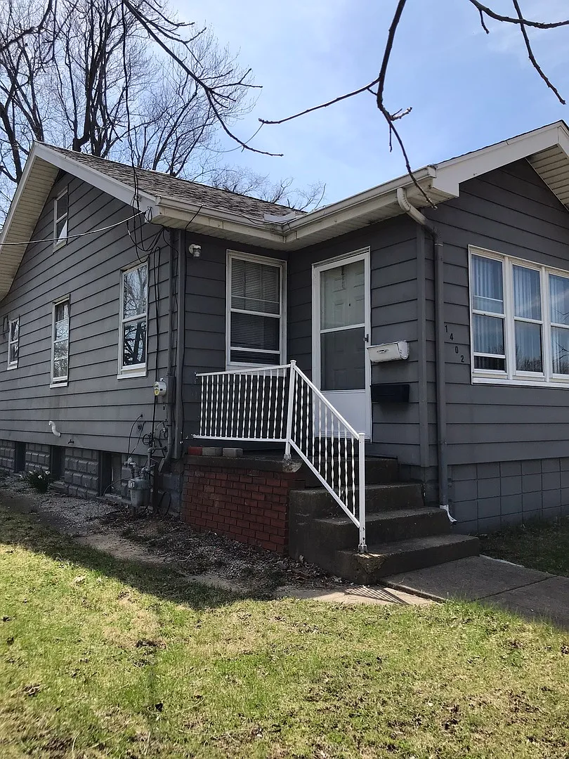 1402 E War Memorial Dr photo 1