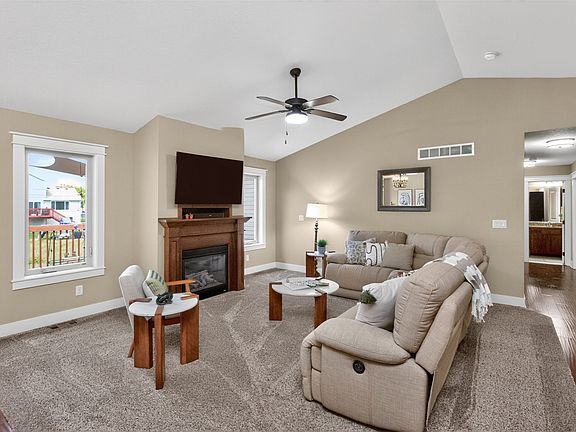 3rd image of 605 SE 14th St