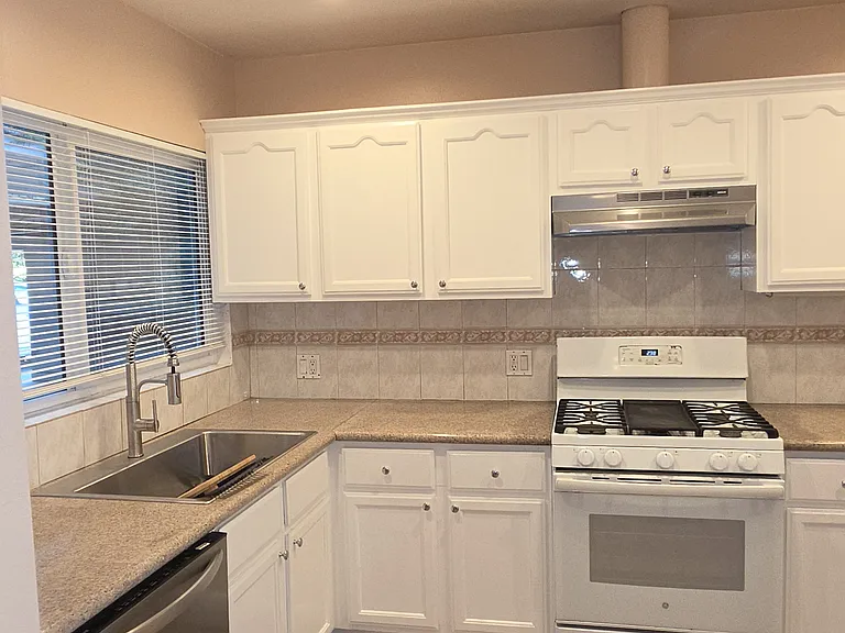 719 E Wardlow Rd #B — Photo 13