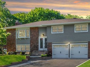 11 Lenore St, Syosset, NY 11791