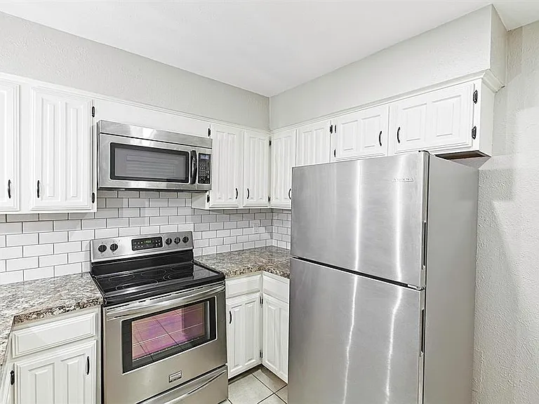 889 Dublin Dr #D — Photo 15