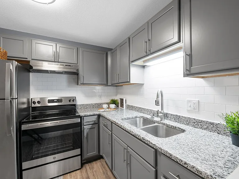 Kingswood Court Apartments and Townhomes — Photo 10